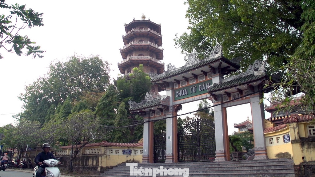 Chùa Từ Đàm Huế tuy không phải là ngôi chùa lâu đời nhất ở Việt Nam hiện nay nhưng nơi đây giữ vai trò rất quan trọng trong công cuộc giữ gìn hòa bình và tự do tín ngưỡng tôn giáo trong lịch sử. Khi bước tới cổng chùa, hiện ngay ra trước mắt bạn đó chính là cổng tam quan cổ kính mang đầy dấu ấn lịch sử. Từ thời xa xưa, cổng tam quan được biết tới là một trong những nét văn hóa có ý nghĩa rất quan trọng đối với người Việt. Chùa Từ Đàm Huế tuy không phải là ngôi chùa lâu đời nhất ở Việt Nam hiện nay nhưng nơi đây giữ vai trò rất quan trọng trong công cuộc giữ gìn hòa bình và tự do tín ngưỡng tôn giáo trong lịch sử. Khi bước tới cổng chùa, hiện ngay ra trước mắt bạn đó chính là cổng tam quan cổ kính mang đầy dấu ấn lịch sử. Từ thời xa xưa, cổng tam quan được biết tới là một trong những nét văn hóa có ý nghĩa rất quan trọng đối với người Việt.