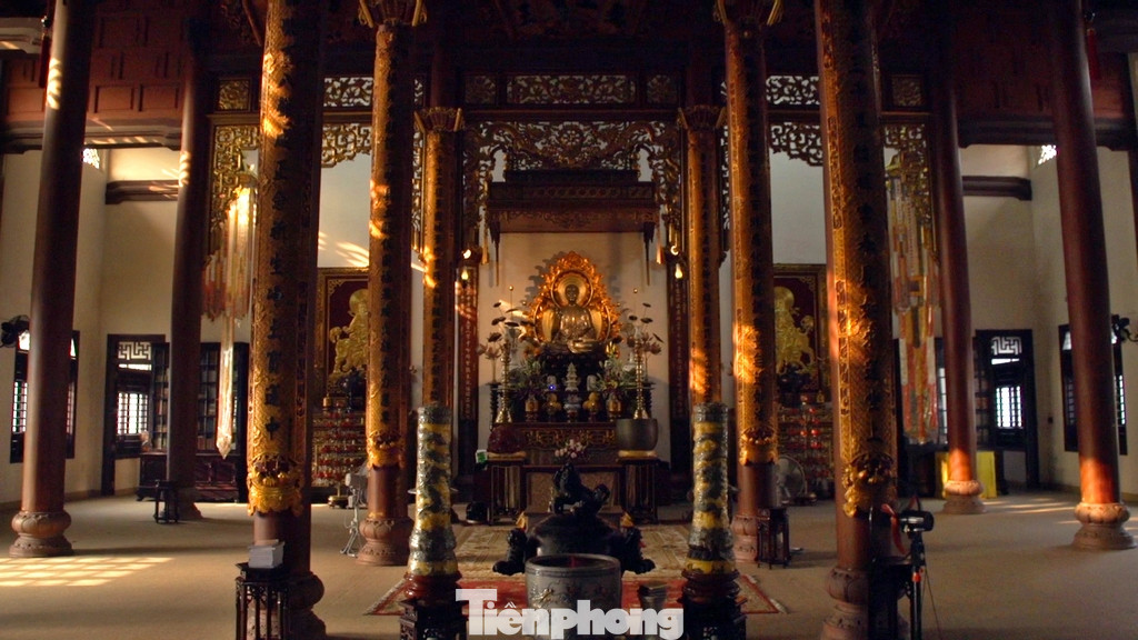 Ở chùa Từ Đàm Huế, khu chính điện lại được thiết kế, bày trí rất đơn giản nhưng vẫn toát lên vẻ uy nghiêm. Phía trong khu vực này được đặt tượng Đức Thế Tôn Thích Ca Mâu Ni trên đài sen, tay bắt ấn cùng hai bên là vị Bồ Tát Phổ Hiền và Văn Thù. Ở chùa Từ Đàm Huế, khu chính điện lại được thiết kế, bày trí rất đơn giản nhưng vẫn toát lên vẻ uy nghiêm. Phía trong khu vực này được đặt tượng Đức Thế Tôn Thích Ca Mâu Ni trên đài sen, tay bắt ấn cùng hai bên là vị Bồ Tát Phổ Hiền và Văn Thù.