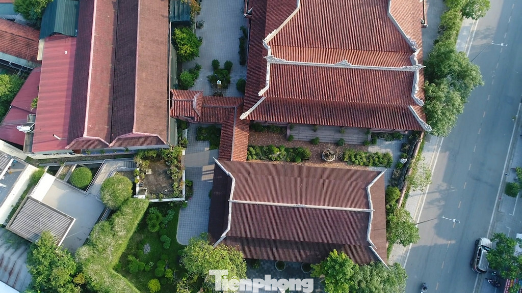 Lịch sử chùa Từ Đàm đã có từ những năm 1600. Ban đầu, chùa có tên là Ấn Tôn tự, được một thiền sư tên là Minh Hoằng Tử Dung người Trung Quốc - người đầu tiên khai sơn đồi Hoàng Long và đặt tên luôn cho chùa. Sau đó gần 200 năm sau, ngôi chùa lại được đổi sang tên mới là Từ Đàm tự. Lịch sử chùa Từ Đàm đã có từ những năm 1600. Ban đầu, chùa có tên là Ấn Tôn tự, được một thiền sư tên là Minh Hoằng Tử Dung người Trung Quốc - người đầu tiên khai sơn đồi Hoàng Long và đặt tên luôn cho chùa. Sau đó gần 200 năm sau, ngôi chùa lại được đổi sang tên mới là Từ Đàm tự.