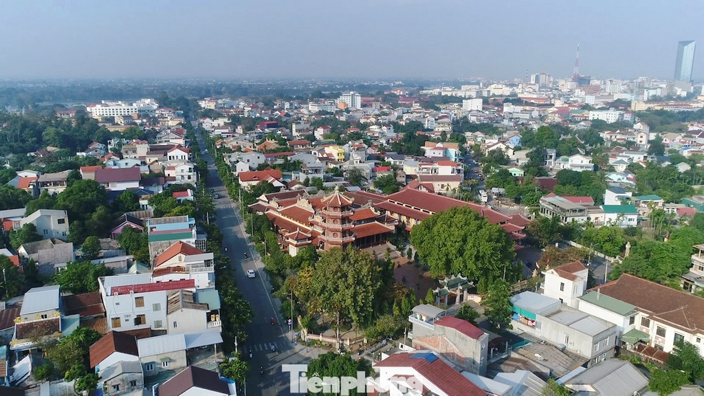 Chùa Từ Đàm tọa lạc trên một mảnh đất bằng phẳng tại số 1, đường Sư Liễu Quán (phường Trường An, TP. Huế, tỉnh Thừa Thiên - Huế). Nằm cách trung tâm thành phố chỉ 3 km, vậy nên du khách không mất quá nhiều thời gian để di chuyển tới đây. Chùa Từ Đàm tọa lạc trên một mảnh đất bằng phẳng tại số 1, đường Sư Liễu Quán (phường Trường An, TP. Huế, tỉnh Thừa Thiên - Huế). Nằm cách trung tâm thành phố chỉ 3 km, vậy nên du khách không mất quá nhiều thời gian để di chuyển tới đây.