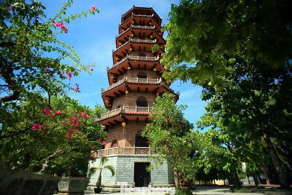 Toàn cảnh tháp Ấn Tôn chùa Từ Đàm nhìn từ khu tiền đường. Tháp có 7 tầng và là biểu tượng của chùa Từ Đàm. Toàn cảnh tháp Ấn Tôn chùa Từ Đàm nhìn từ khu tiền đường. Tháp có 7 tầng và là biểu tượng của chùa Từ Đàm.