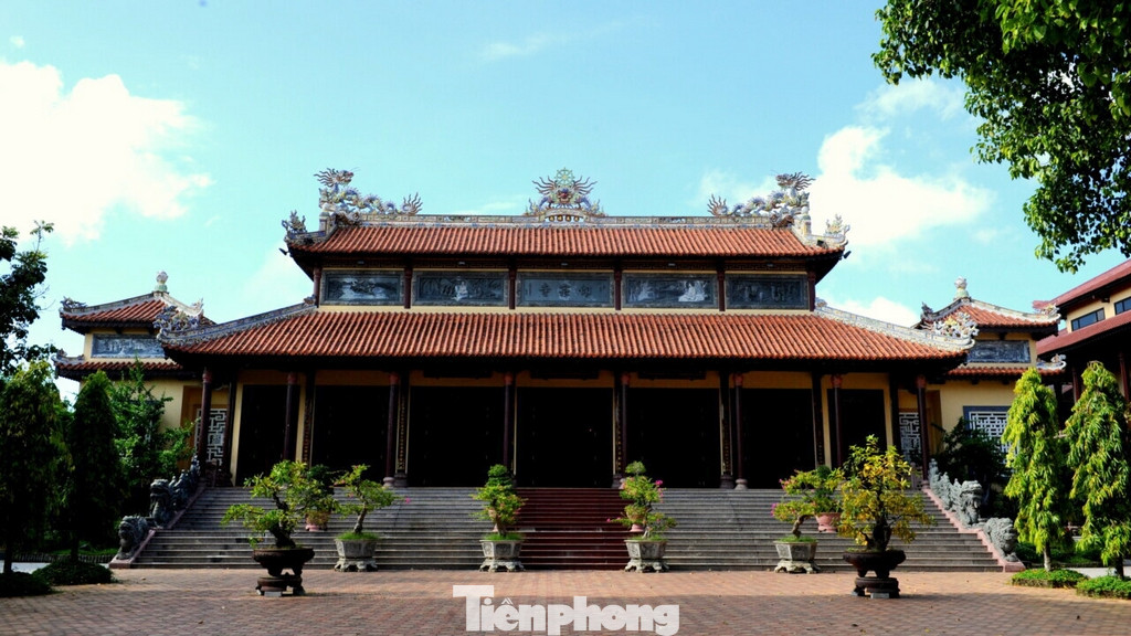 Kiến trúc của chùa Từ Đàm Huế theo lối cổ kính, đơn giản, nằm trong khuôn viên có diện tích rộng, thoáng đãng. Tới thăm chùa Từ Đàm Huế, du khách cảm thấy tâm mình được an lạc, bước chân vào cổng chùa là những hàng cây xanh rợp bóng mát. Không khí tại chùa trong lành, mát mẻ khiến bao muộn phiền, ưu tư được rũ bỏ. Kiến trúc của chùa Từ Đàm Huế theo lối cổ kính, đơn giản, nằm trong khuôn viên có diện tích rộng, thoáng đãng. Tới thăm chùa Từ Đàm Huế, du khách cảm thấy tâm mình được an lạc, bước chân vào cổng chùa là những hàng cây xanh rợp bóng mát. Không khí tại chùa trong lành, mát mẻ khiến bao muộn phiền, ưu tư được rũ bỏ.