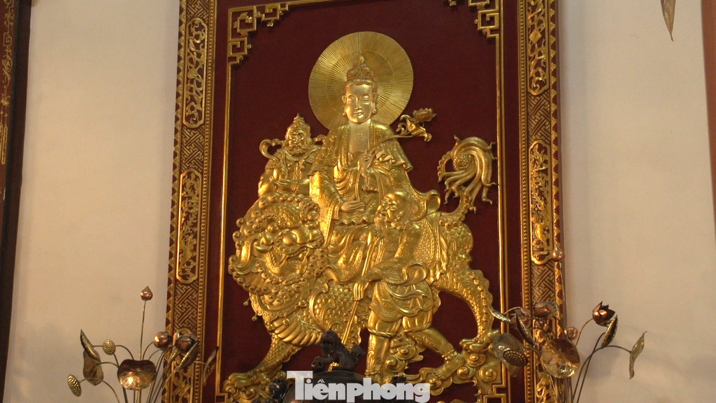 Ở chùa Từ Đàm Huế, khu chính điện lại được thiết kế, bày trí rất đơn giản nhưng vẫn toát lên vẻ uy nghiêm. Phía trong khu vực này được đặt tượng Đức Thế Tôn Thích Ca Mâu Ni trên đài sen, tay bắt ấn cùng hai bên là vị Bồ Tát Phổ Hiền và Văn Thù. Ở chùa Từ Đàm Huế, khu chính điện lại được thiết kế, bày trí rất đơn giản nhưng vẫn toát lên vẻ uy nghiêm. Phía trong khu vực này được đặt tượng Đức Thế Tôn Thích Ca Mâu Ni trên đài sen, tay bắt ấn cùng hai bên là vị Bồ Tát Phổ Hiền và Văn Thù.