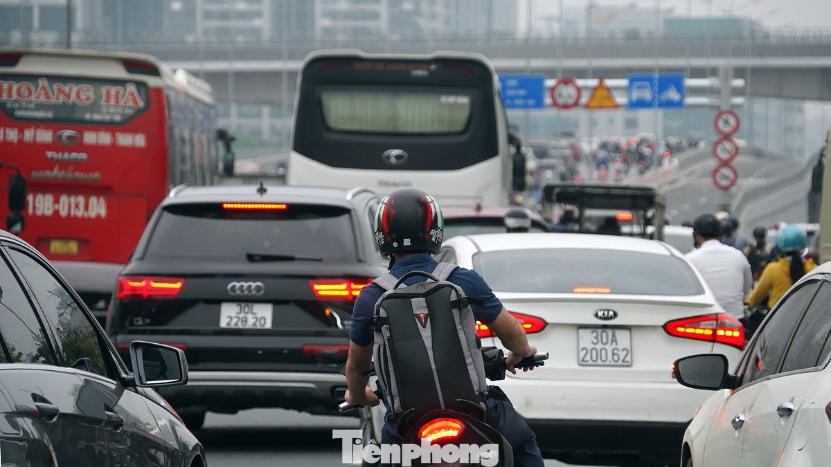 Người dân có lộ trình hàng ngày qua công trình giao thông trọng điểm cửa ngõ phía Tây của Thủ đô mong mỏi từng ngày việc thông xe dự án phục vụ đời sống, giảm ùn tắc giao thông trục đường Vành đai 3. Người dân có lộ trình hàng ngày qua công trình giao thông trọng điểm cửa ngõ phía Tây của Thủ đô mong mỏi từng ngày việc thông xe dự án phục vụ đời sống, giảm ùn tắc giao thông trục đường Vành đai 3.