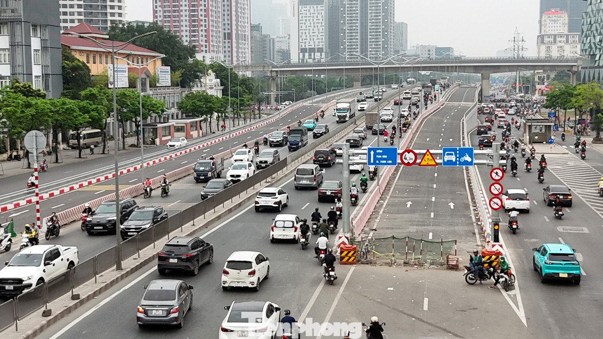 Tuy nhiên, tại 2 lối lên cầu vượt Mai Dịch, tình trạng ùn ứ cục bộ vẫn xảy ra do lượng phương tiện qua cầu đông. Tuy nhiên, tại 2 lối lên cầu vượt Mai Dịch, tình trạng ùn ứ cục bộ vẫn xảy ra do lượng phương tiện qua cầu đông.