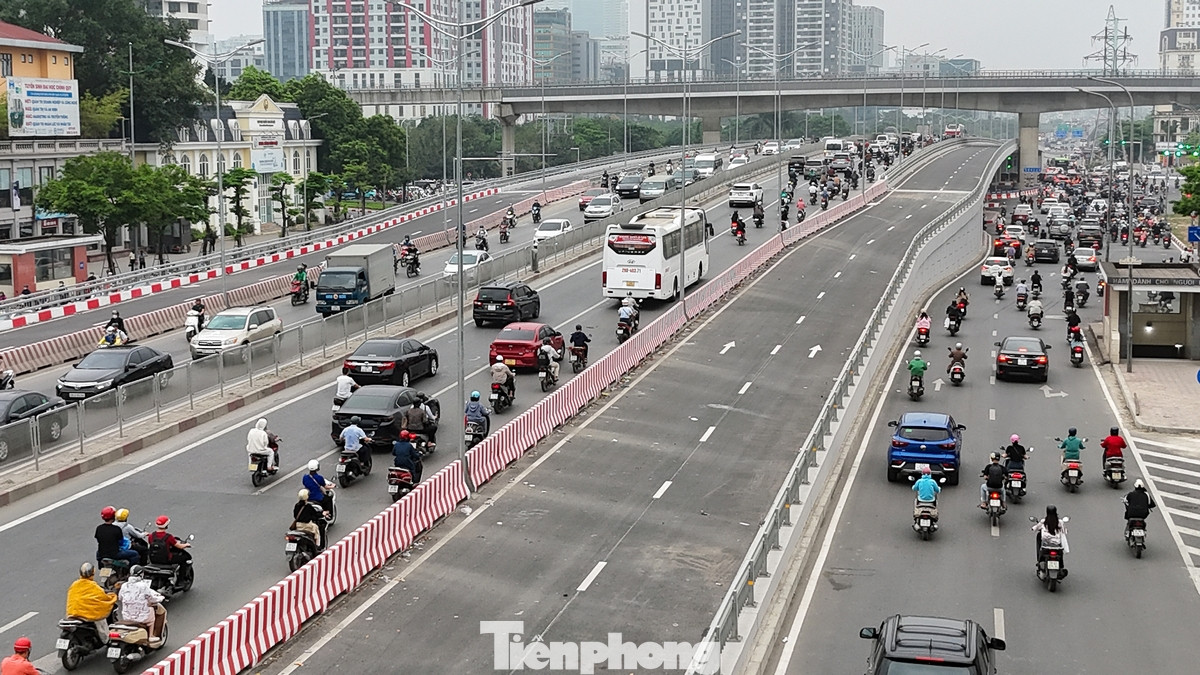 Theo ghi nhận của PV Tiền Phong, vào giờ cao điểm sáng nay (12/4), tình trạng ùn ứ tại nút giao Mai Dịch và các tuyến đường xung quanh, như Hồ Tùng Mậu, Phạm Văn Đồng đã giảm so với cách đây khoảng 1 tháng (thời điểm các thiết bị máy móc của dự án vẫn đang hoàn thiện cầu vượt). Theo ghi nhận của PV Tiền Phong, vào giờ cao điểm sáng nay (12/4), tình trạng ùn ứ tại nút giao Mai Dịch và các tuyến đường xung quanh, như Hồ Tùng Mậu, Phạm Văn Đồng đã giảm so với cách đây khoảng 1 tháng (thời điểm các thiết bị máy móc của dự án vẫn đang hoàn thiện cầu vượt).