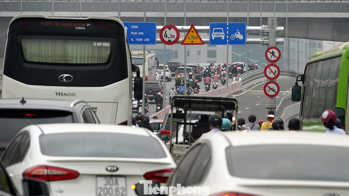 Người dân có lộ trình hàng ngày qua công trình giao thông trọng điểm cửa ngõ phía Tây của Thủ đô mong mỏi từng ngày việc thông xe dự án phục vụ đời sống, giảm ùn tắc giao thông trục đường Vành đai 3. Người dân có lộ trình hàng ngày qua công trình giao thông trọng điểm cửa ngõ phía Tây của Thủ đô mong mỏi từng ngày việc thông xe dự án phục vụ đời sống, giảm ùn tắc giao thông trục đường Vành đai 3.