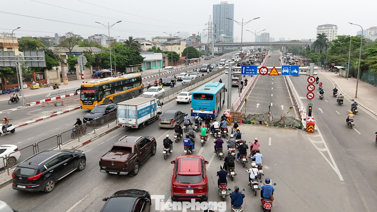 Tuy nhiên, tại 2 lối lên cầu vượt Mai Dịch, tình trạng ùn ứ cục bộ vẫn xảy ra do lượng phương tiện qua cầu đông. Tuy nhiên, tại 2 lối lên cầu vượt Mai Dịch, tình trạng ùn ứ cục bộ vẫn xảy ra do lượng phương tiện qua cầu đông.