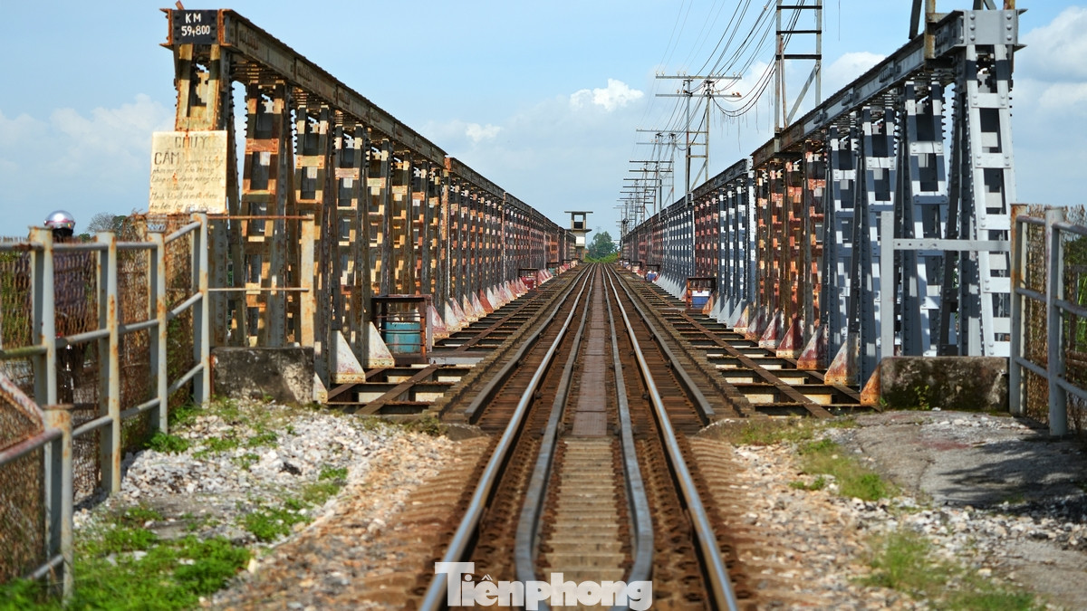 Tuy nhiên, cây cầu do người Pháp xây dựng đã bị đánh sập trong chiến tranh phá hoại bằng bom B52 của đế quốc Mỹ.