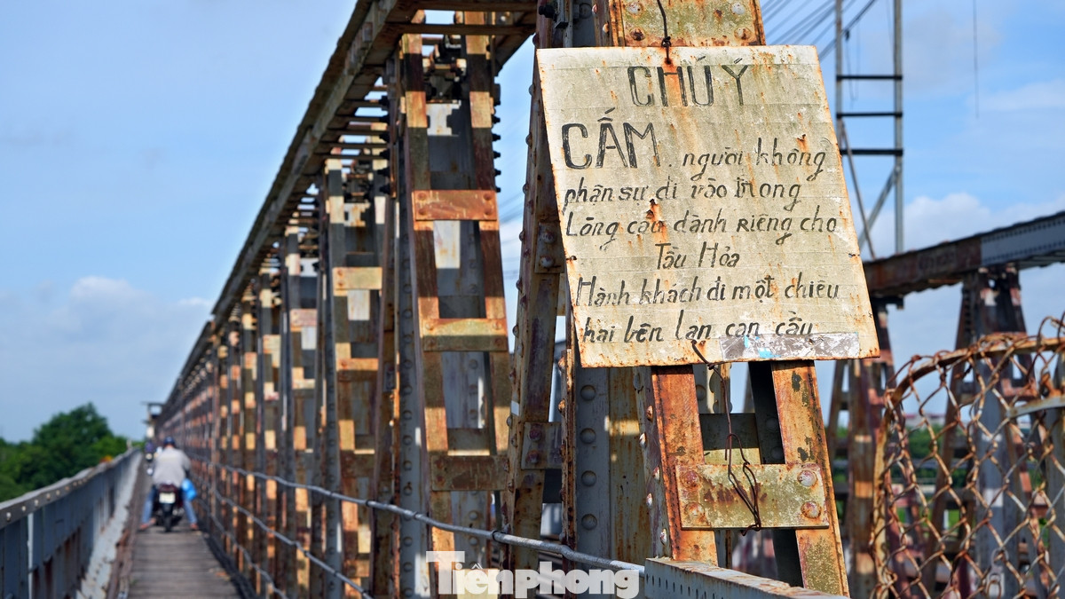 Tại cầu Phú Lương, theo Cục Đường sắt Việt Nam, sau thời gian dài sử dụng, nhiều vị trí kết cấu thép của cầu bị rỉ, xuống cấp, ảnh hưởng đến tính chịu lực công trình. Các vị trí liên kết giữa dầm dọc với dầm ngang bằng liên kết ri vê, bu lông bị rỉ mọt, lỏng lẻo. Cùng đó, dầm dọc, dầm ngang và hệ thống giàn bị rỉ, thủng nhiều vị trí. Tại vị trí liên kết thanh đứng cụt với dầm ngang bị rỉ, thủng, dẫn đến xê dịch so với vị trí ban đầu 50 mm.