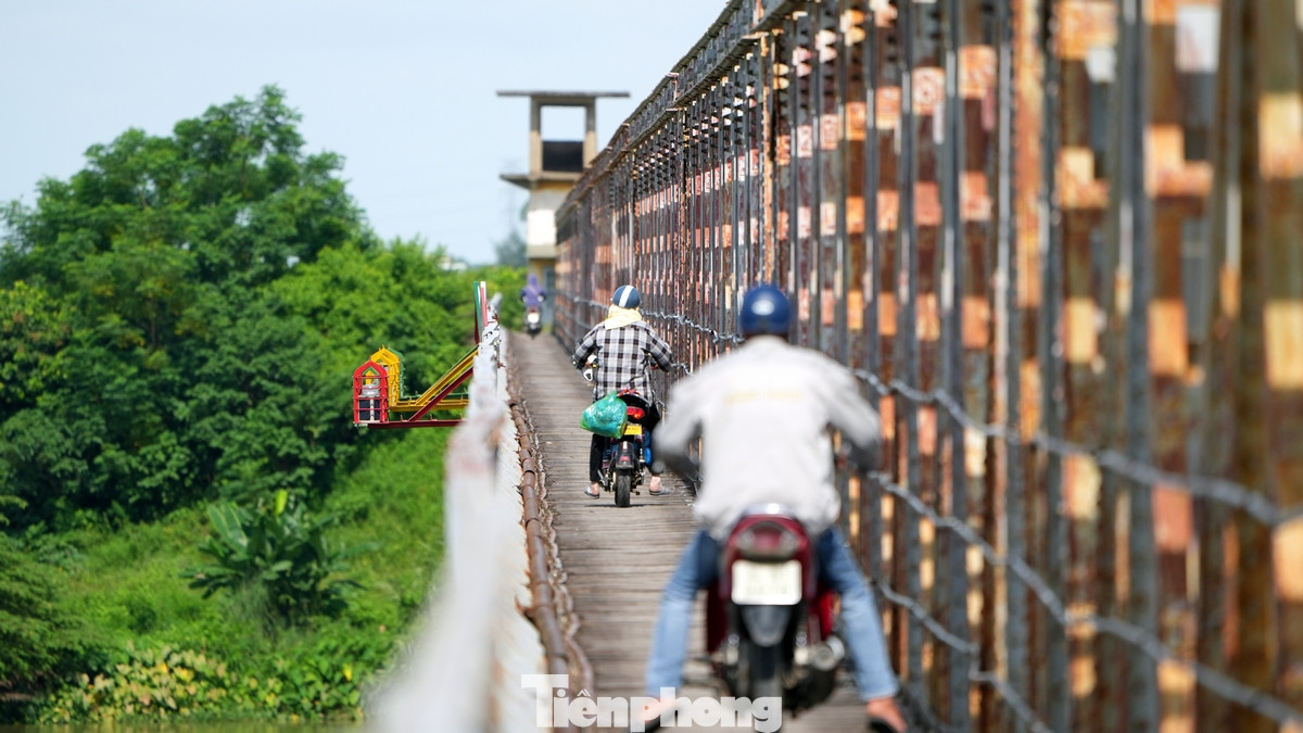 Phần đường bộ chỉ phục vụ xe máy và xe đạp. Sàn cầu vẫn được thảm bằng gỗ. Chiều ngang rất hẹp nên nhiều người đi xe máy qua đây phải đưa hai chân ra giữ thăng bằng tránh va quệt với lan can cầu.