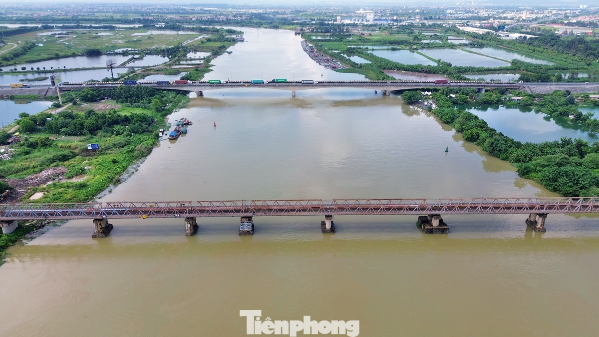 Năm 1996, cầu Phú Lương mới hoàn thành và đưa vào sử dụng, cầu Phú Lương cũ được cải tạo dành toàn bộ cho đường sắt và hai bên hành lang cầu phục vụ xe máy và người đi bộ