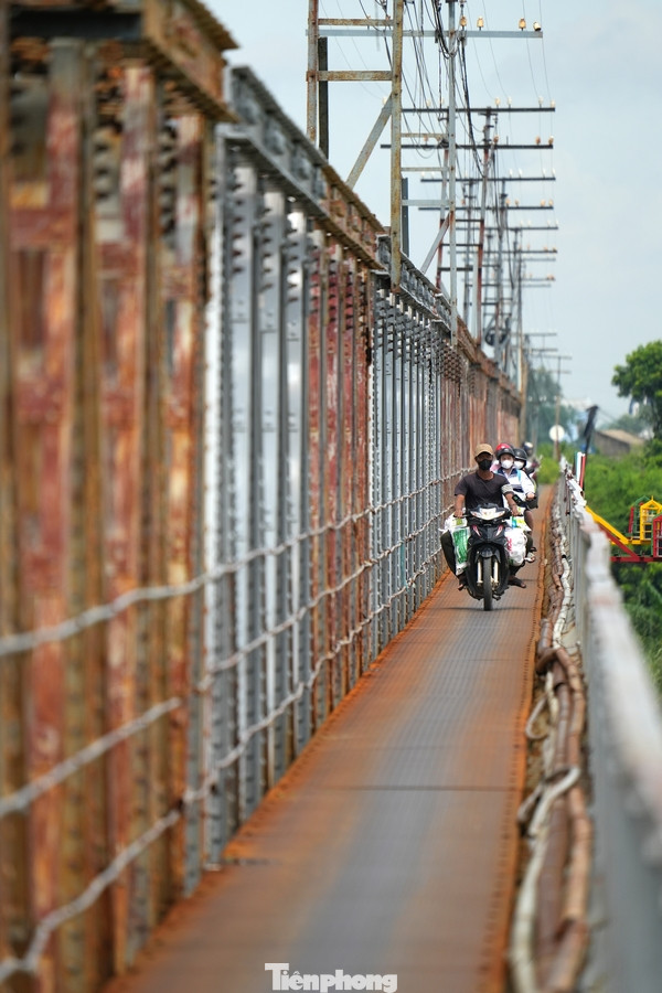 Cầu Phú Lương có chiều giao thông nghịch giống cầu Long Biên ở Hà Nội. Sang bên kia cầu bằng phía tay trái và ngược lại.