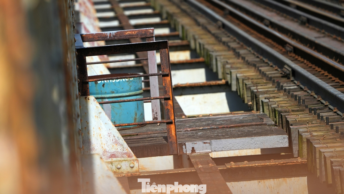 Tại cầu Phú Lương, theo Cục Đường sắt Việt Nam, sau thời gian dài sử dụng, nhiều vị trí kết cấu thép của cầu bị rỉ, xuống cấp, ảnh hưởng đến tính chịu lực công trình. Các vị trí liên kết giữa dầm dọc với dầm ngang bằng liên kết ri vê, bu lông bị rỉ mọt, lỏng lẻo. Cùng đó, dầm dọc, dầm ngang và hệ thống giàn bị rỉ, thủng nhiều vị trí. Tại vị trí liên kết thanh đứng cụt với dầm ngang bị rỉ, thủng, dẫn đến xê dịch so với vị trí ban đầu 50 mm.