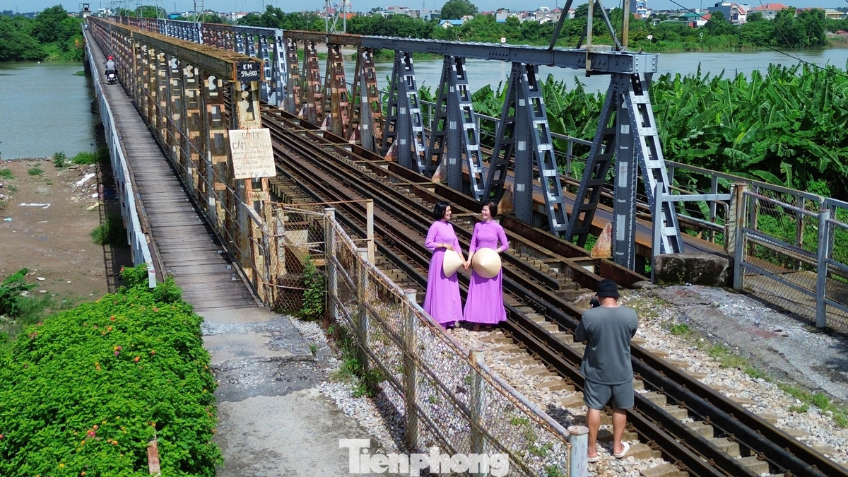 Do một ngày chỉ có vài chuyến tàu chạy qua nên người dân vẫn "xé rào" vào chụp ảnh lưu niệm với cây cầu hơn 100 năm tuổi này.