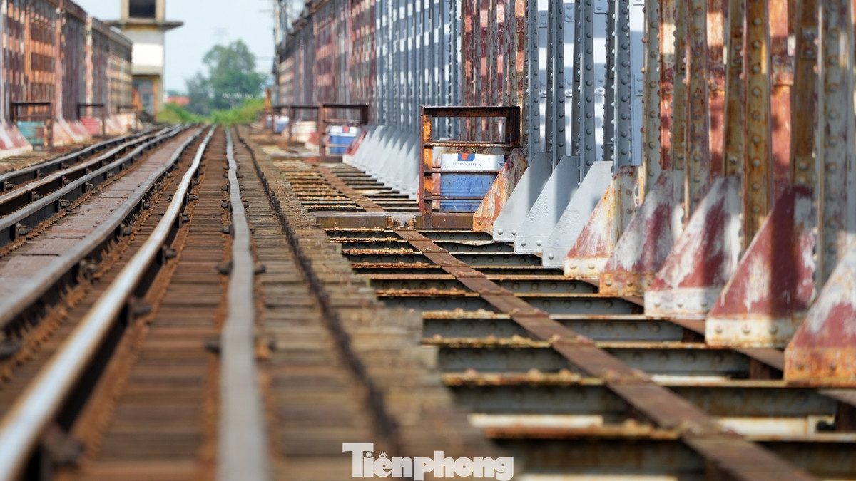 Tại cầu Phú Lương, theo Cục Đường sắt Việt Nam, sau thời gian dài sử dụng, nhiều vị trí kết cấu thép của cầu bị rỉ, xuống cấp, ảnh hưởng đến tính chịu lực công trình. Các vị trí liên kết giữa dầm dọc với dầm ngang bằng liên kết ri vê, bu lông bị rỉ mọt, lỏng lẻo. Cùng đó, dầm dọc, dầm ngang và hệ thống giàn bị rỉ, thủng nhiều vị trí. Tại vị trí liên kết thanh đứng cụt với dầm ngang bị rỉ, thủng, dẫn đến xê dịch so với vị trí ban đầu 50 mm.