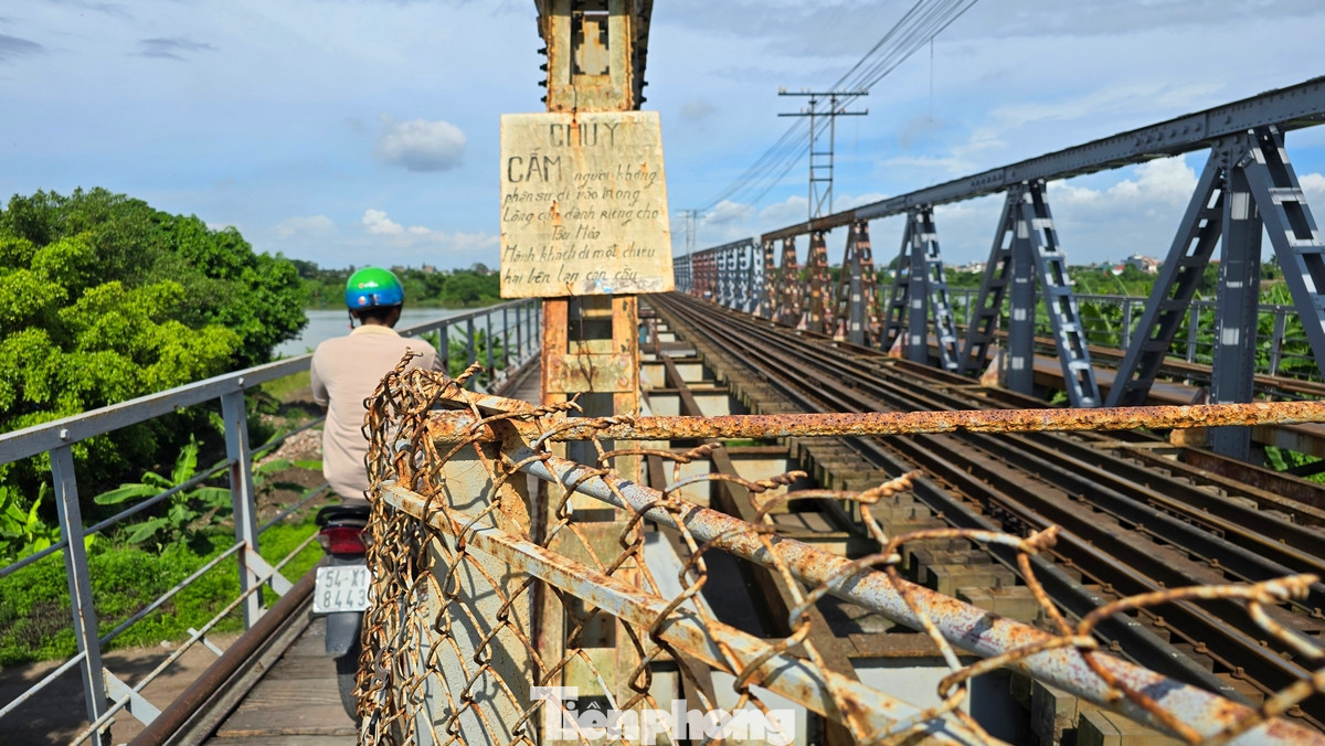 Tại cầu Phú Lương, theo Cục Đường sắt Việt Nam, sau thời gian dài sử dụng, nhiều vị trí kết cấu thép của cầu bị rỉ, xuống cấp, ảnh hưởng đến tính chịu lực công trình. Các vị trí liên kết giữa dầm dọc với dầm ngang bằng liên kết ri vê, bu lông bị rỉ mọt, lỏng lẻo. Cùng đó, dầm dọc, dầm ngang và hệ thống giàn bị rỉ, thủng nhiều vị trí. Tại vị trí liên kết thanh đứng cụt với dầm ngang bị rỉ, thủng, dẫn đến xê dịch so với vị trí ban đầu 50 mm.