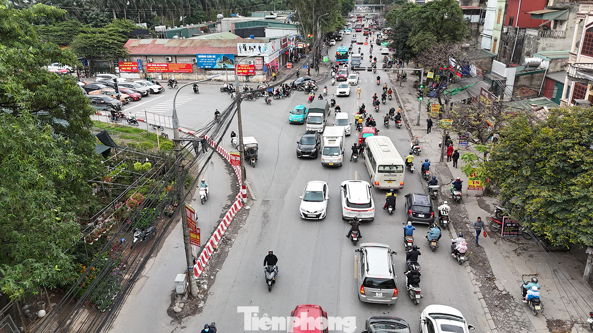 Trong khi đó, đường 70 giao cắt với đại lộ Chu Văn An thường xuyên xảy ra tình trạng ùn ứ vào bất cứ thời điểm nào trong ngày.