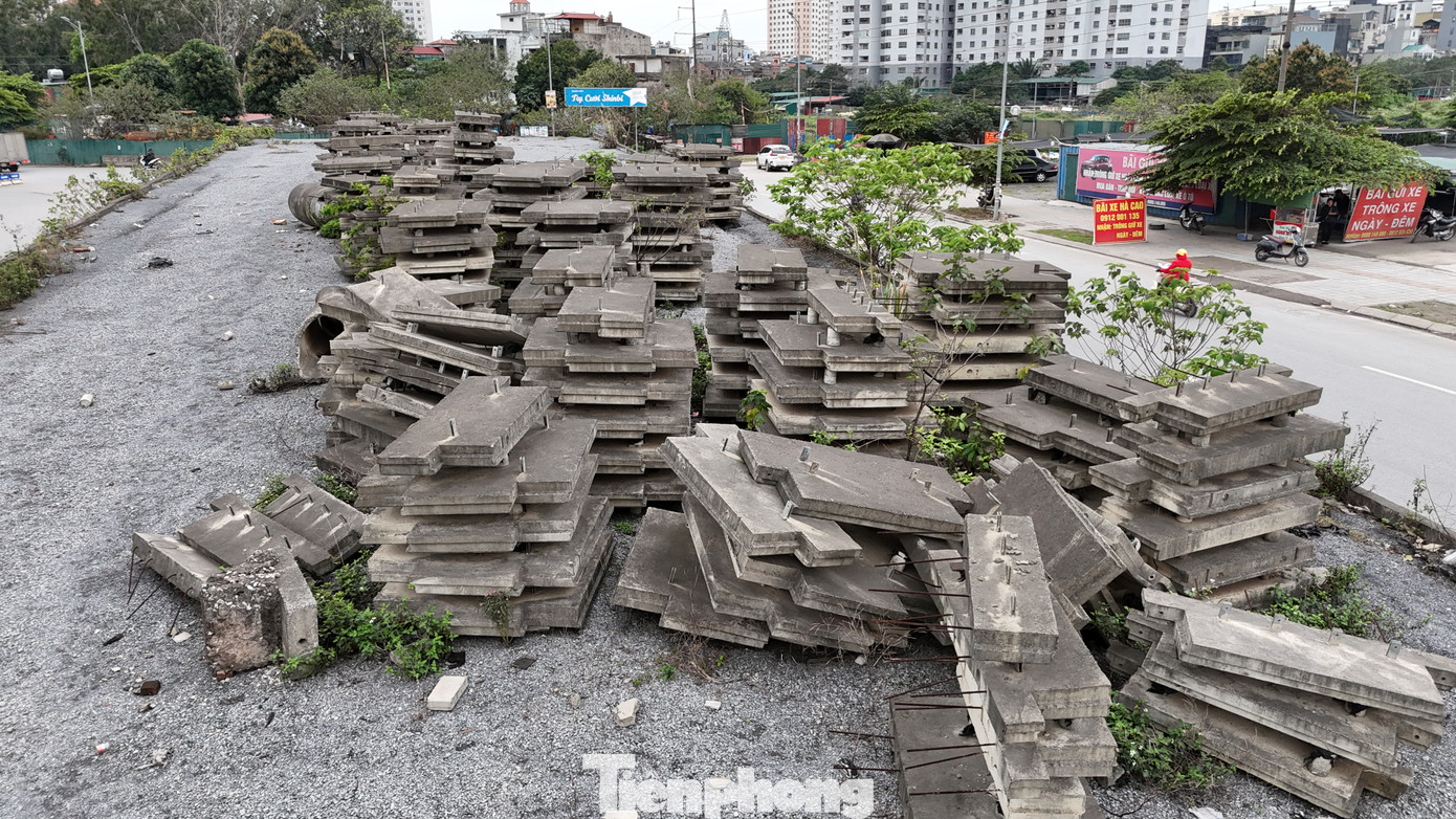Vật liệu xây dựng, sắt thép hoen gỉ... bị bỏ lại ngổn ngang tại công trường.