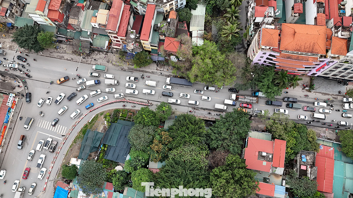 Trong khi đó, đường 70 giao cắt với đại lộ Chu Văn An thường xuyên xảy ra tình trạng ùn ứ vào bất cứ thời điểm nào trong ngày.