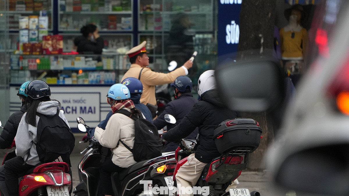 Vào khung giờ cao điểm, lực lượng CSGT luôn phải gồng mình để phân luồng giao thông.