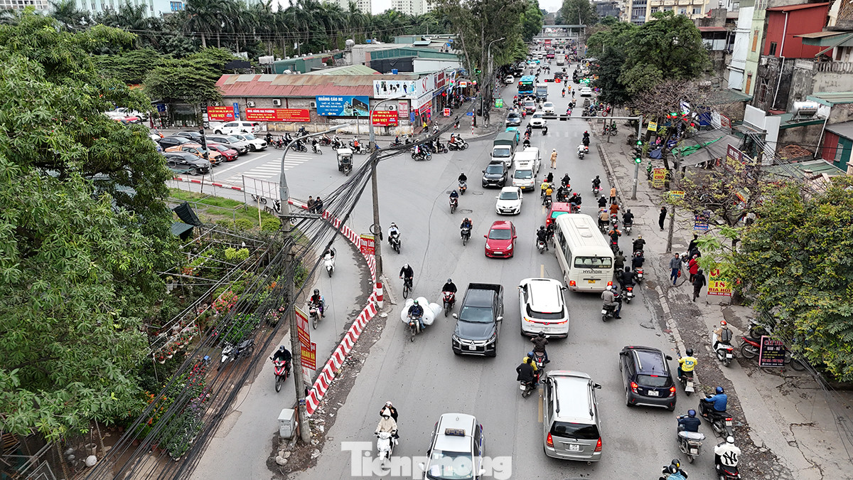 Trong khi đó, đường 70 giao cắt với đại lộ Chu Văn An thường xuyên xảy ra tình trạng ùn ứ vào bất cứ thời điểm nào trong ngày.