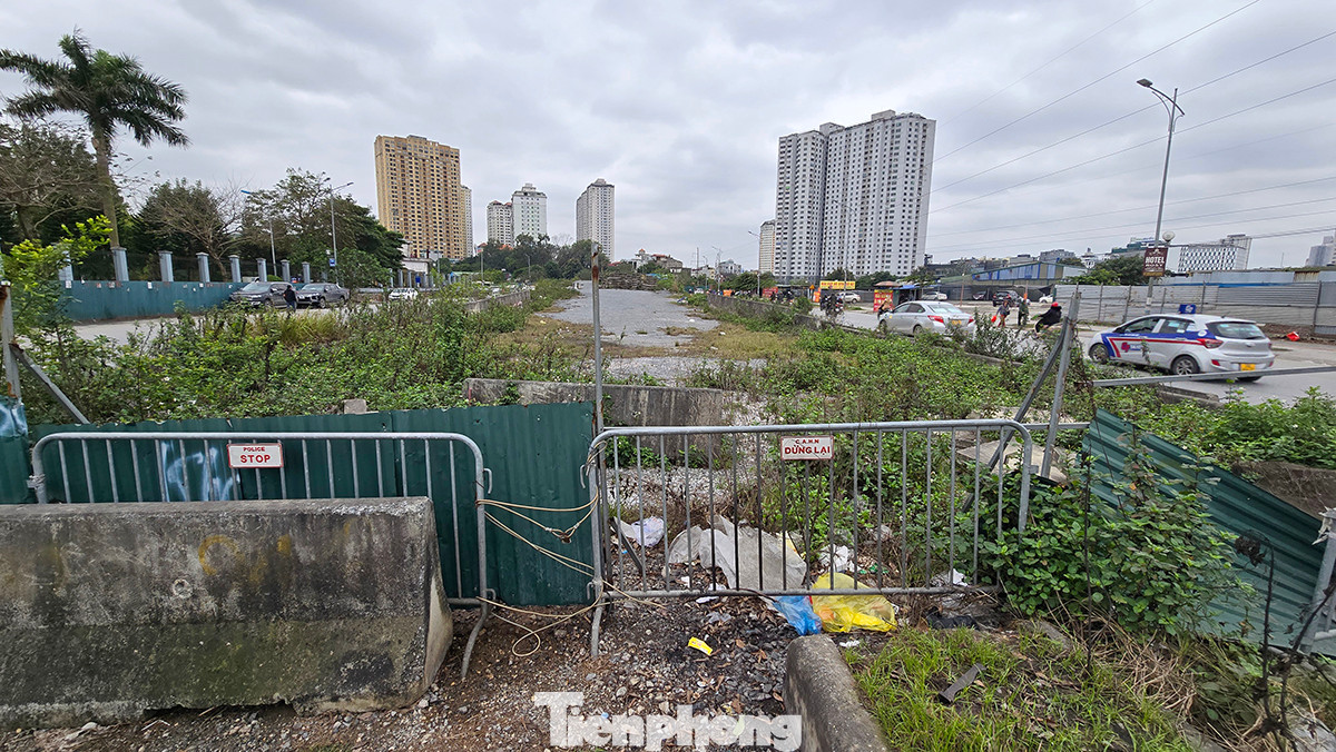 Lý giải nguyên nhân cầu vượt nút giao chưa hoàn thành, một lãnh đạo UBND huyện Thanh Trì cho biết, hiện mặt bằng phục vụ dự án còn vướng 98 hộ với diện tích đất 0,83ha. Tuy nhiên các hộ không phối hợp với tổ công tác ký xác nhận diện tích đất, phối hợp điều tra kê khai làm cơ sở hoàn thiện hồ sơ giải phóng hoàn thiện dự án.