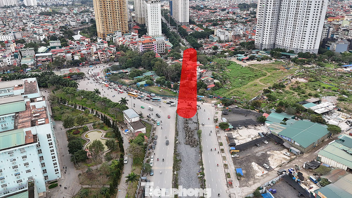 Hiện nay dự án cầu vượt nút giao đại lộ Chu Văn An - đường 70 (huyện Thanh Trì) dang dở do địa phương chưa hoàn tất công tác giải phóng mặt bằng.