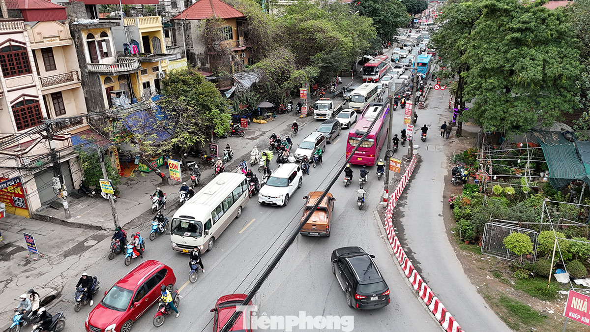 Trong khi đó, đường 70 giao cắt với đại lộ Chu Văn An thường xuyên xảy ra tình trạng ùn ứ vào bất cứ thời điểm nào trong ngày.