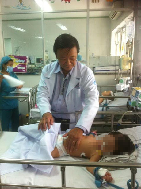 Mổ nội soi bướu gan khổng lồ cho bé 18 tháng tuổi ảnh 1