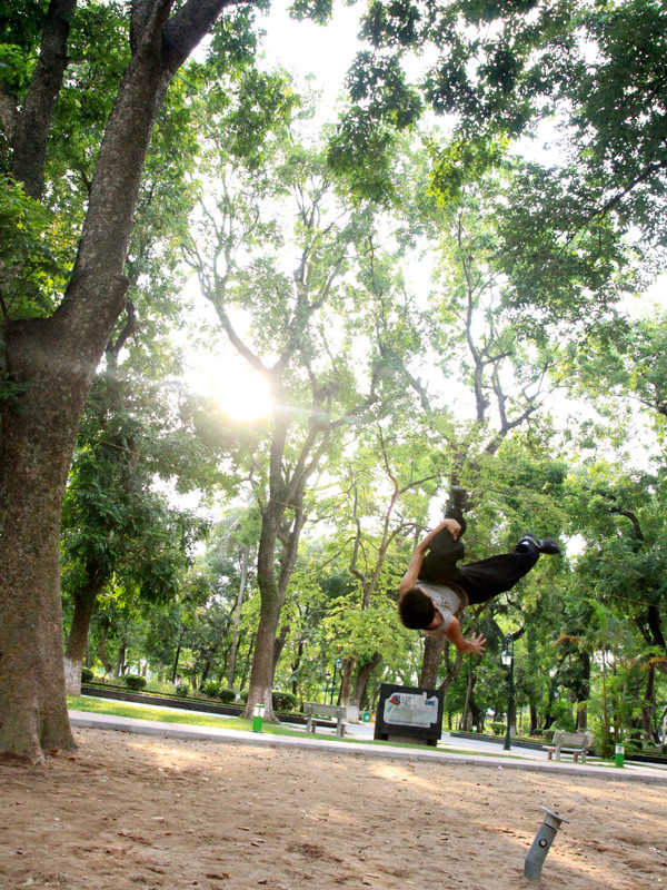 Đức - thành viên của SFG biểu diễn Flying Side Flip