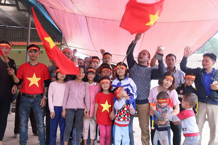 Cổ động viên ngồi xe lăn, truyền máu vẫn cuồng nhiệt cổ vũ U23 Việt Nam ảnh 22