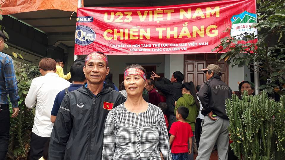 Cổ động viên ngồi xe lăn, truyền máu vẫn cuồng nhiệt cổ vũ U23 Việt Nam ảnh 11