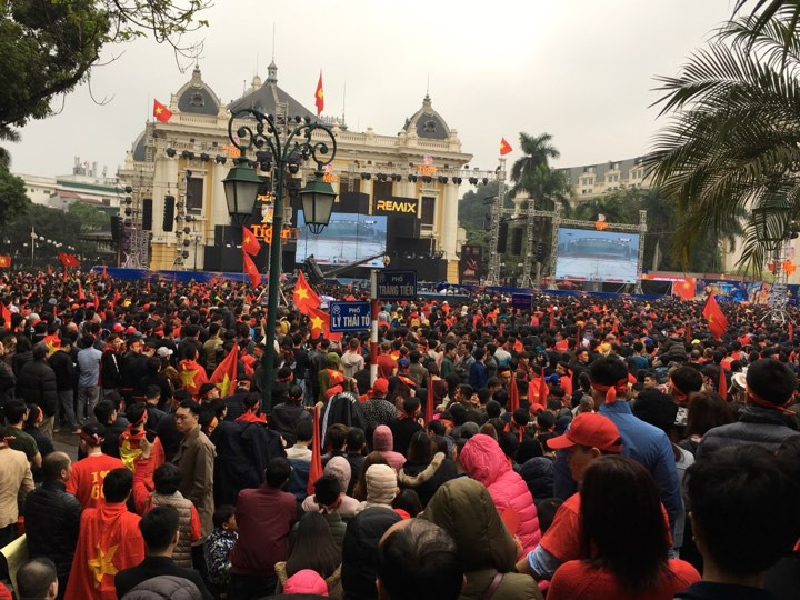 Cổ động viên ngồi xe lăn, truyền máu vẫn cuồng nhiệt cổ vũ U23 Việt Nam ảnh 13