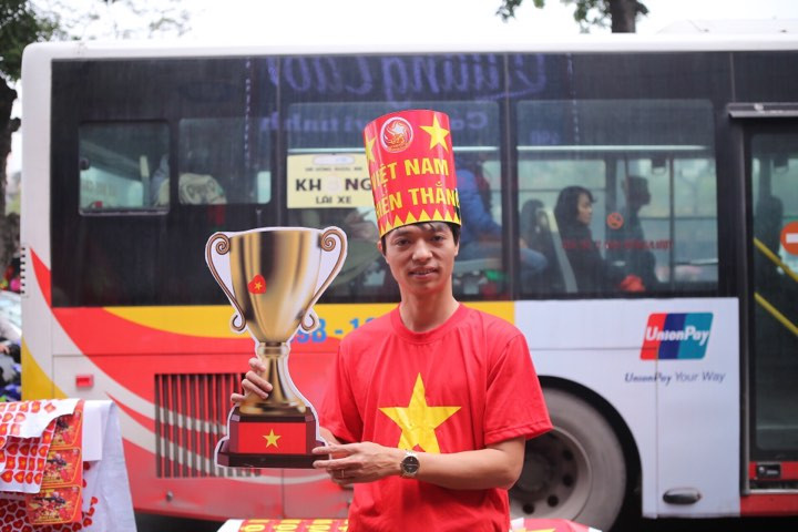 Cổ động viên ngồi xe lăn, truyền máu vẫn cuồng nhiệt cổ vũ U23 Việt Nam ảnh 34