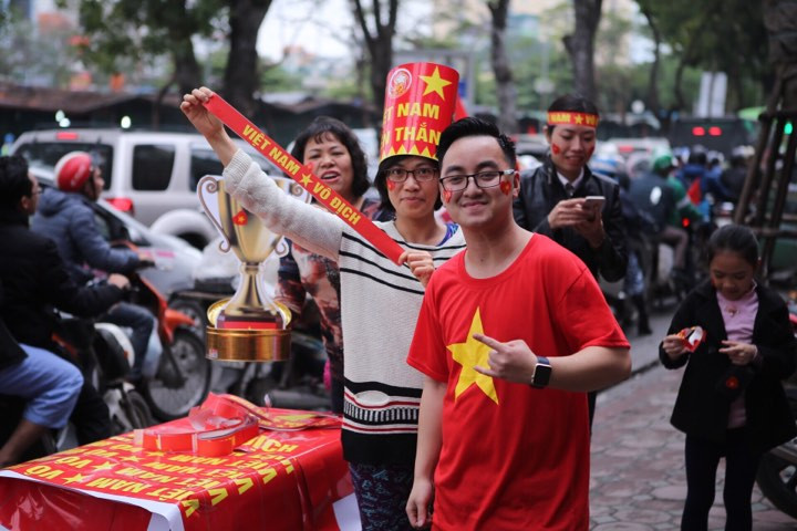 Cổ động viên ngồi xe lăn, truyền máu vẫn cuồng nhiệt cổ vũ U23 Việt Nam ảnh 33