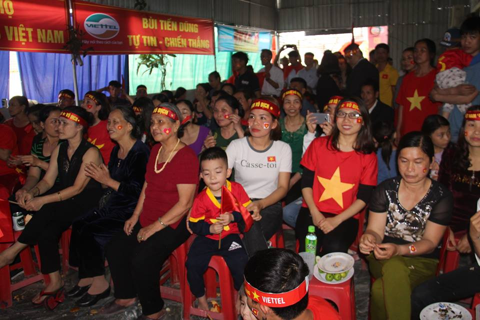 Cổ động viên ngồi xe lăn, truyền máu vẫn cuồng nhiệt cổ vũ U23 Việt Nam ảnh 19