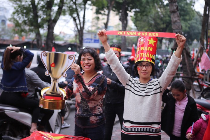 Cổ động viên ngồi xe lăn, truyền máu vẫn cuồng nhiệt cổ vũ U23 Việt Nam ảnh 32