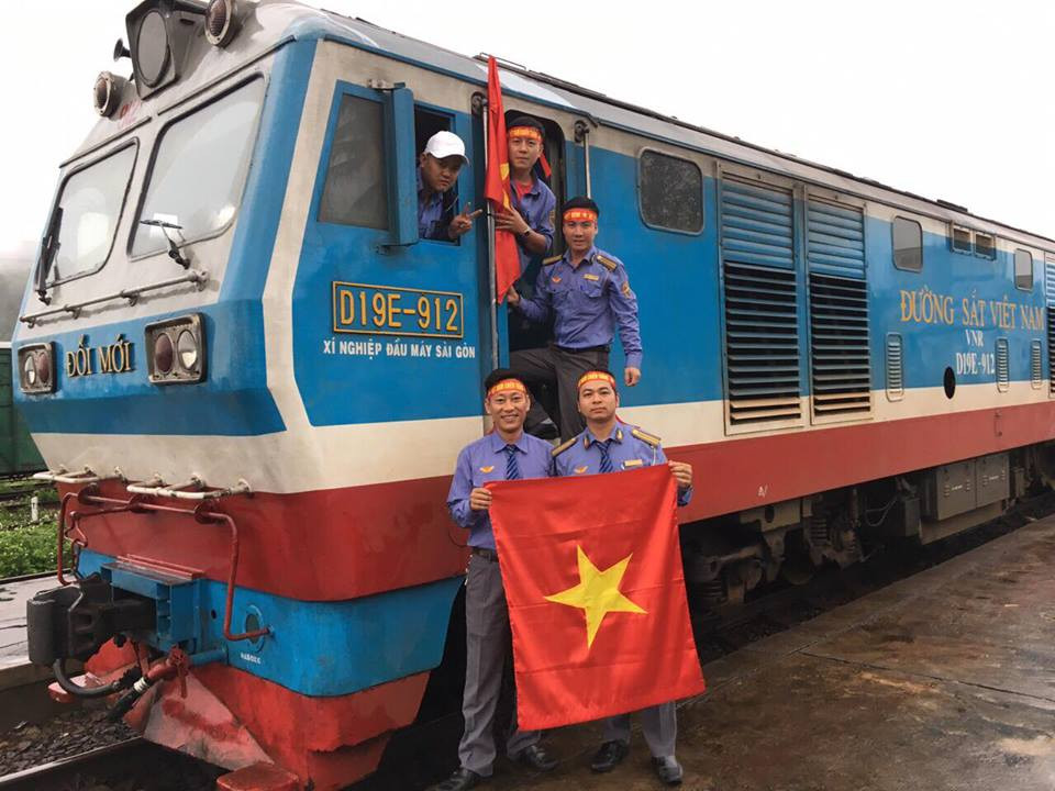 Cổ động viên ngồi xe lăn, truyền máu vẫn cuồng nhiệt cổ vũ U23 Việt Nam ảnh 57