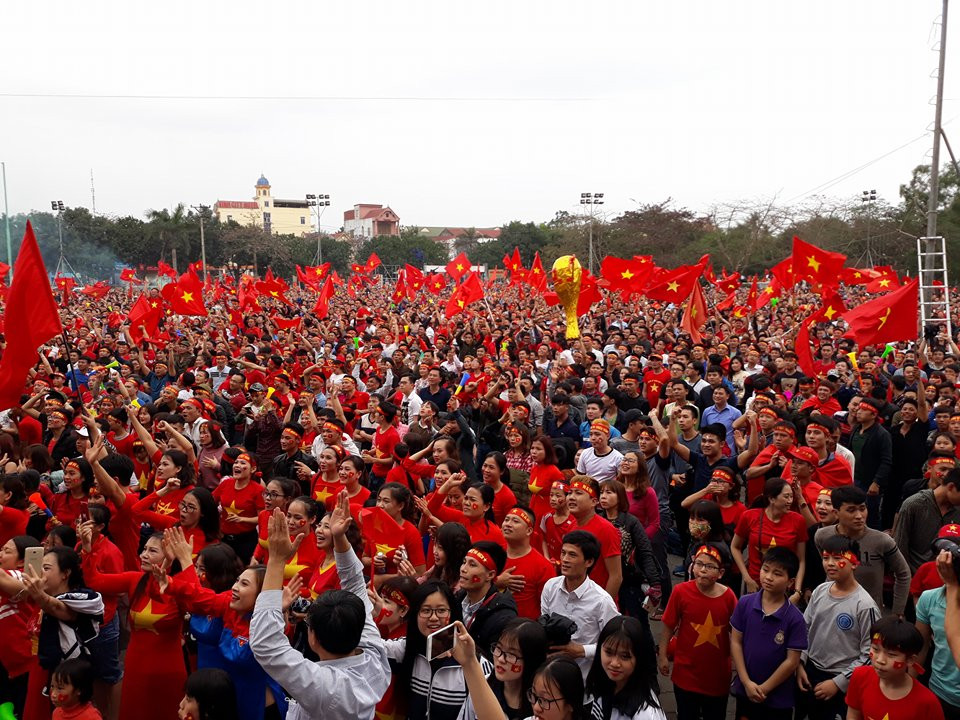 Cổ động viên ngồi xe lăn, truyền máu vẫn cuồng nhiệt cổ vũ U23 Việt Nam ảnh 14