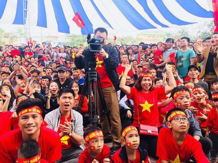 Cổ động viên ngồi xe lăn, truyền máu vẫn cuồng nhiệt cổ vũ U23 Việt Nam ảnh 18