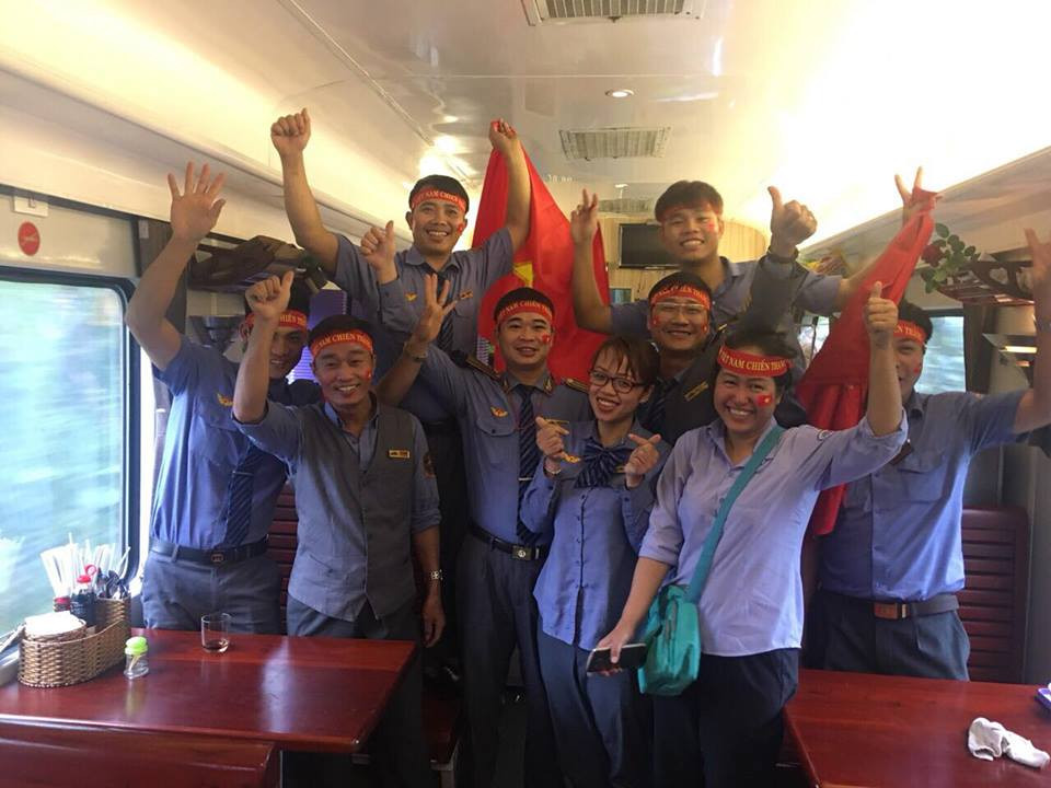 Cổ động viên ngồi xe lăn, truyền máu vẫn cuồng nhiệt cổ vũ U23 Việt Nam ảnh 58