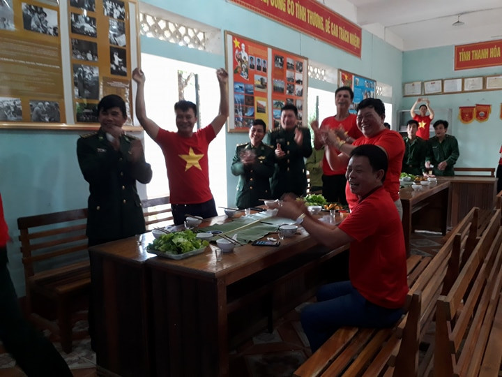 Cổ động viên ngồi xe lăn, truyền máu vẫn cuồng nhiệt cổ vũ U23 Việt Nam ảnh 16