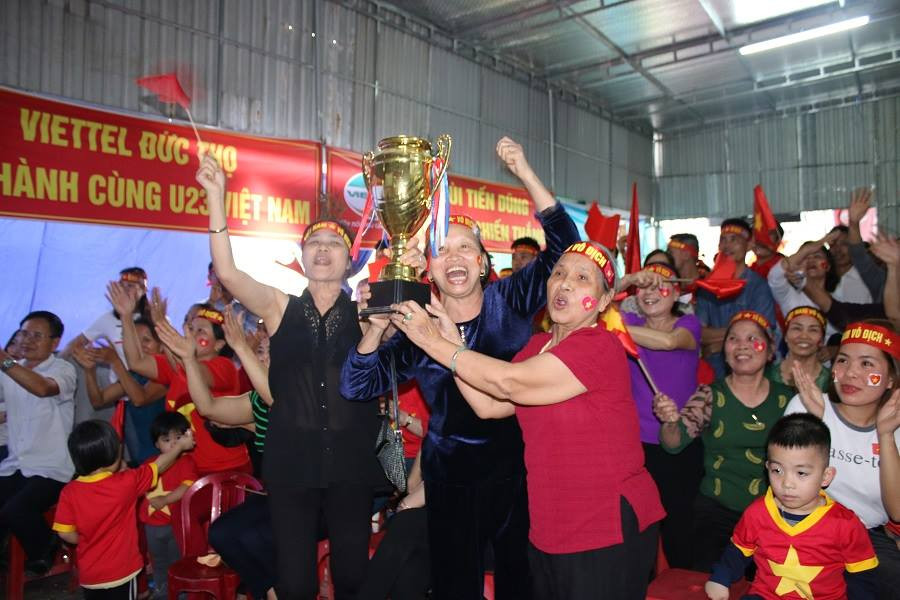 Cổ động viên ngồi xe lăn, truyền máu vẫn cuồng nhiệt cổ vũ U23 Việt Nam ảnh 20