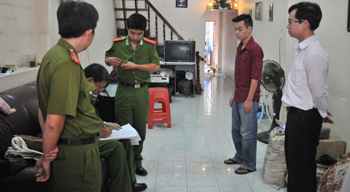 Cơ quan CSĐT Công an TP.HCM thực hiện lệnh khám xét nơi ở của Nguyễn Đức Đông Anh (áo đỏ sẫm) - Ảnh: Diệp Đức Minh . Cơ quan CSĐT Công an TP.HCM thực hiện lệnh khám xét nơi ở của Nguyễn Đức Đông Anh (áo đỏ sẫm) - Ảnh: Diệp Đức Minh