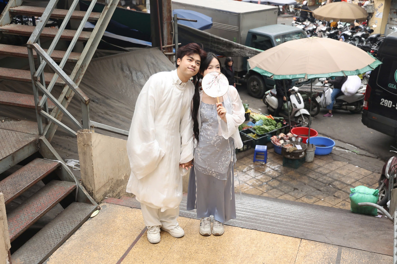 Hà và các bạn xúng xính, lưu giữ khoảnh khắc đẹp trong bộ áo dài Tết. Ảnh: Hoàng Ngọc Hà và các bạn xúng xính, lưu giữ khoảnh khắc đẹp trong bộ áo dài Tết. Ảnh: Hoàng Ngọc