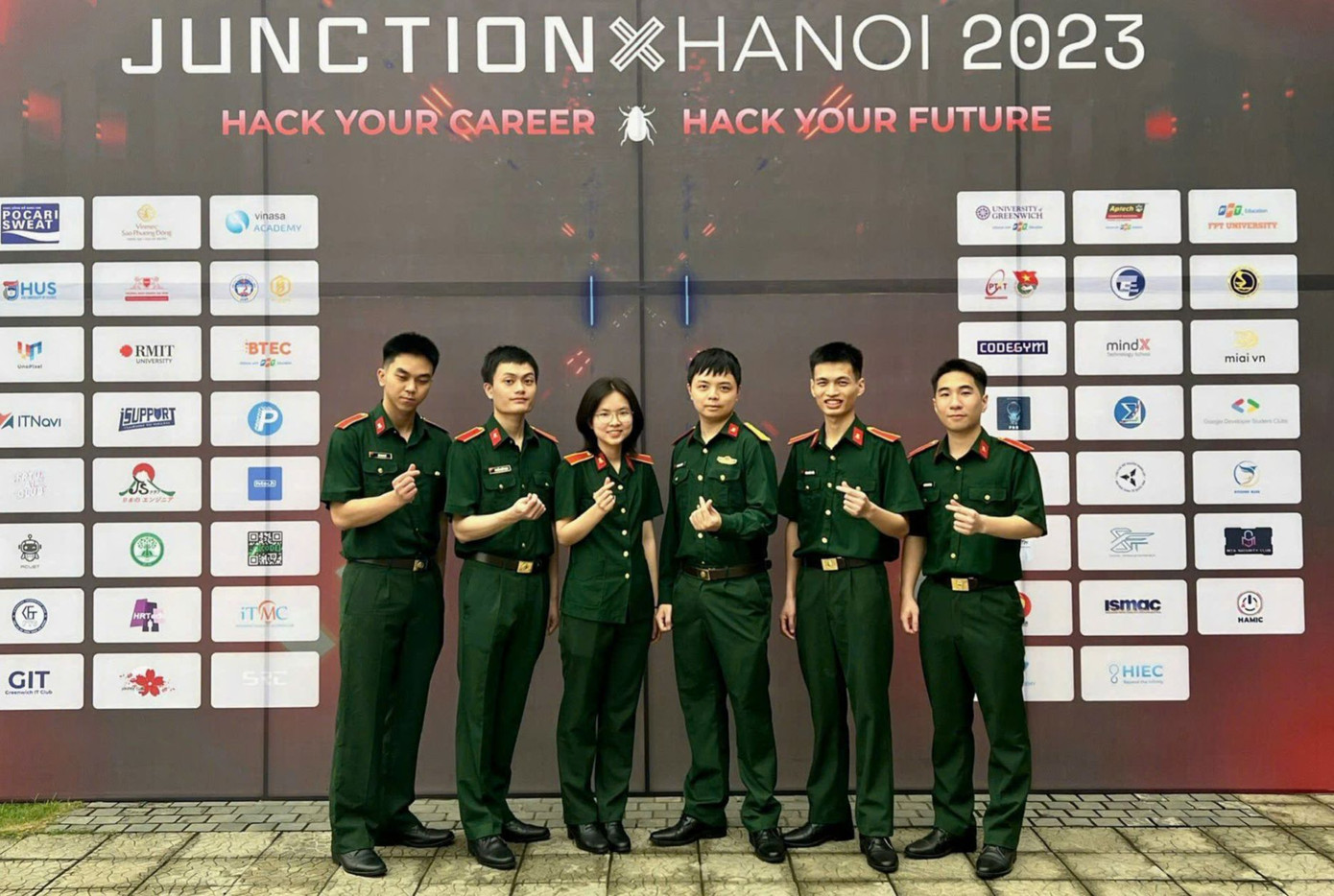 Thư cũng tích cực tham gia nghiên cứu khoa học với các đề tài liên quan đến công nghệ thông tin, giành giải Nhất cuộc thi Hackathon JunctionX Hanoi 2023.