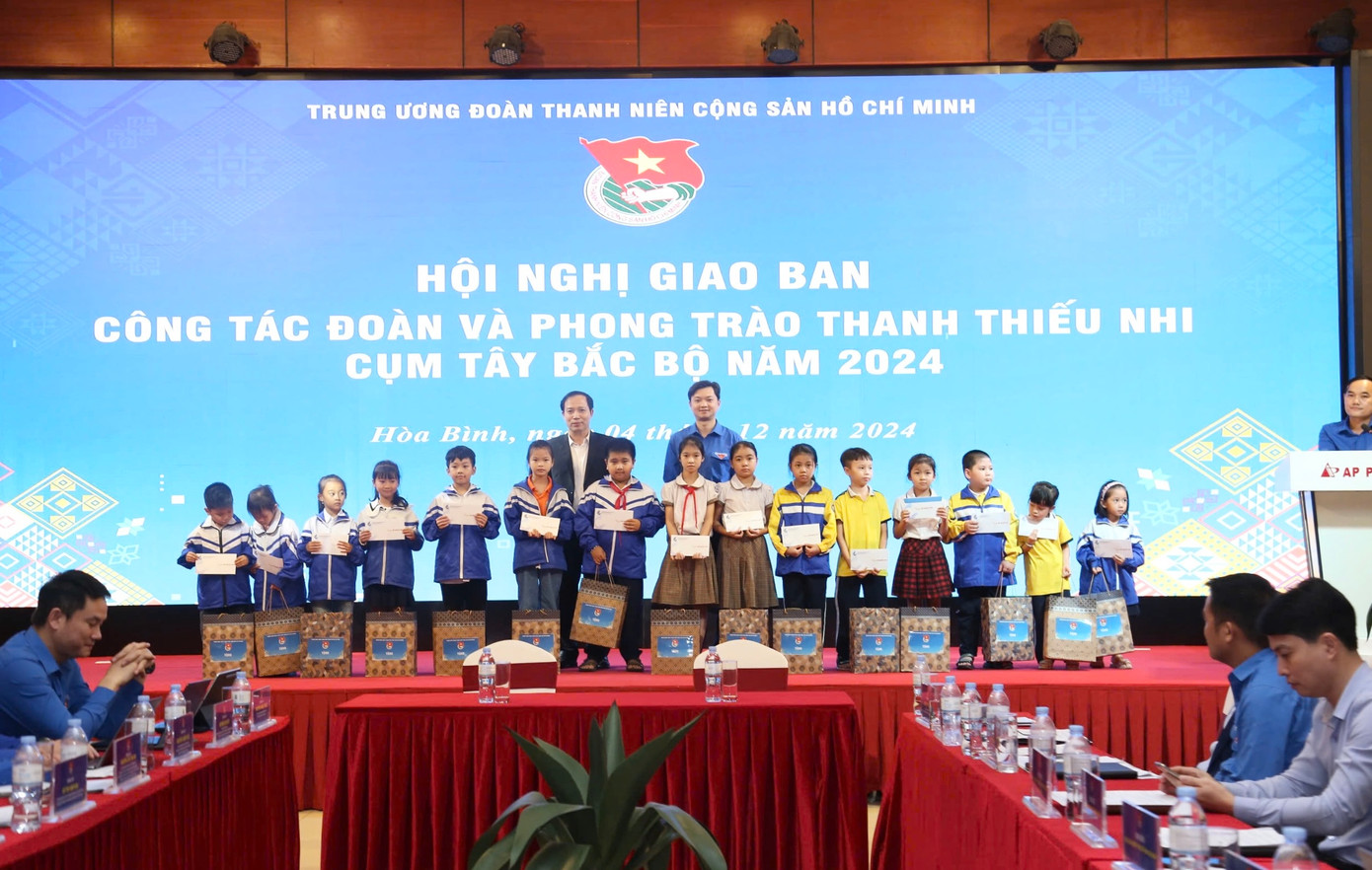 Anh Nguyễn Minh Triết tặng quà học sinh, thiếu nhi có hoàn cảnh khó khăn trong khuôn khổ hội nghị. Anh Nguyễn Minh Triết tặng quà học sinh, thiếu nhi có hoàn cảnh khó khăn trong khuôn khổ hội nghị.