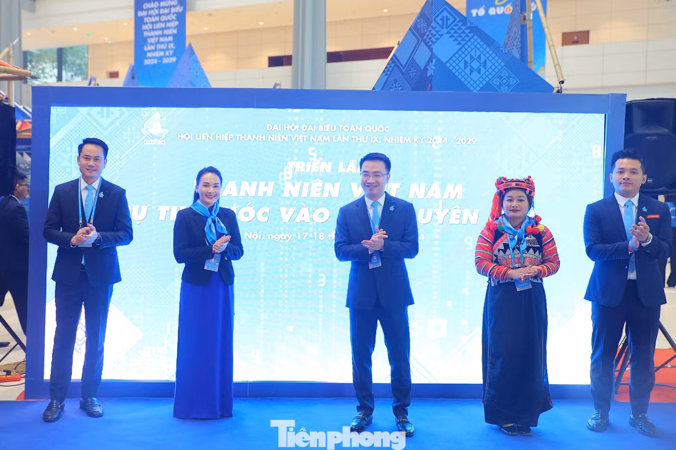 Anh Nguyễn Tường Lâm - Bí thư T.Ư Đoàn, Phó Chủ tịch T.Ư Hội LHTN Việt Nam cùng các đại biểu khai mạc triển lãm.