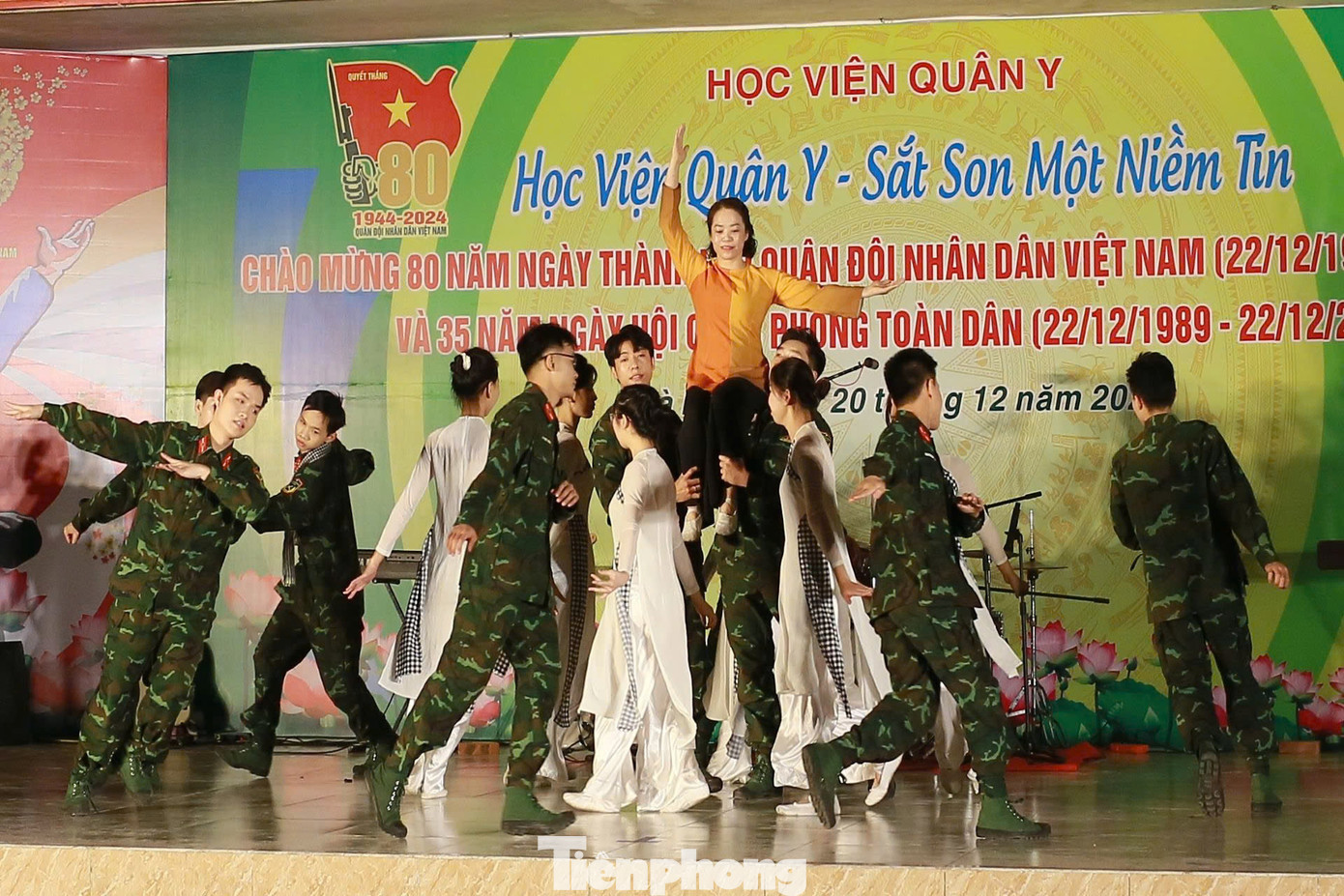 Những ca khúc cách mạng đã được chính các học viên, chiến sĩ của Học viện Quân y trình diễn. Những ca khúc cách mạng đã được chính các học viên, chiến sĩ của Học viện Quân y trình diễn.